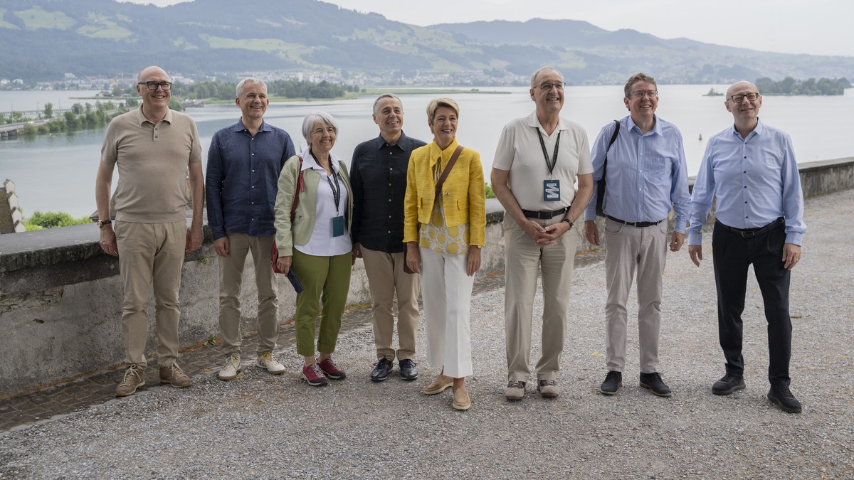 Der Bundesrat posiert fuer ein Gruppenbild vor dem Zuerichsee mit Martin Pfister, Beat Jans, Elisabeth Baume-Schneider, Bundespraesidentin Karin Keller-Sutter, Guy Parmelin, Albert Roesti, und Bundesk ...
