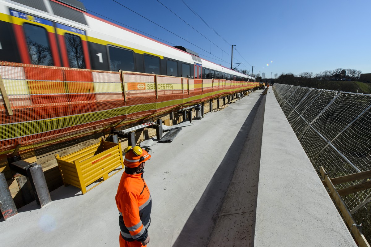 Des ouvriers travaillent lors d'une visite de chantier sur le viaduc de Boudry ce mardi 7 avril 2015 a Boudry dans le canton de Neuchatel. (KEYSTONE/Jean-Christophe Bott)