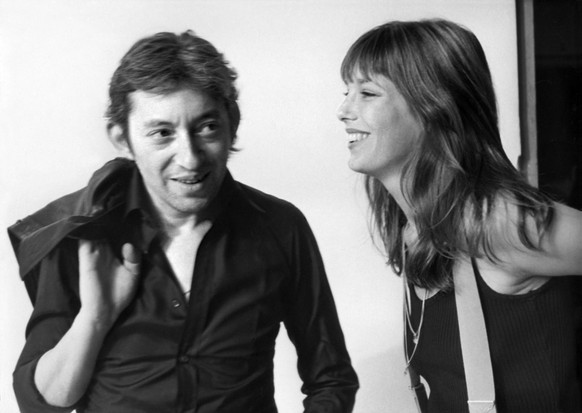 Der franzoesische Chansonnier, Fotograf und Schauspieler Serge Gainsbourg (1928-1991) und seine Frau Jane Birkin waehrend der Aufnahme des Albums &quot;Histoire de Melody Nelson&quot; am 9. September  ...