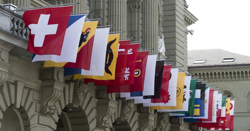 Kantonswappen haengen am Bundeshaus aus Anlass des Staatsbesuchs des Franzoesischen Praesidenten Francois Hollande, am Dienstag, 14. April 2015, in Bern. (KEYSTONE/Lukas Lehmann)