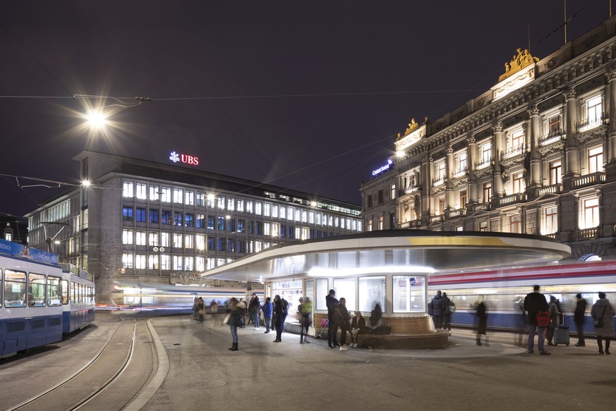 ARCHIVBILD ZUR BUSSE DER WEKO GEGEN DIE GROSSBANKEN WEGEN EINES DEVISENKARTELLS, AM DONNERSTAG, 6. JUNI 2019 - Paradeplatz square with the tram stop &quot;Paradeplatz and the headquarters of the two S ...