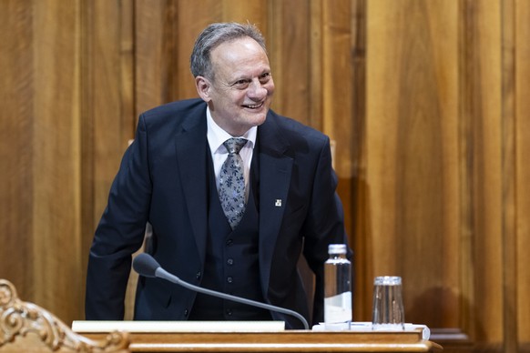 Der soeben gewaehlte Staenderatspraesident Stefan Engler, Mitte-GR, erhebt sich von seinem Platz, an der Wintersession der Eidgenoessischen Raete, am Montag, 1. Dezember 2025 im Staenderat in Bern. (K ...