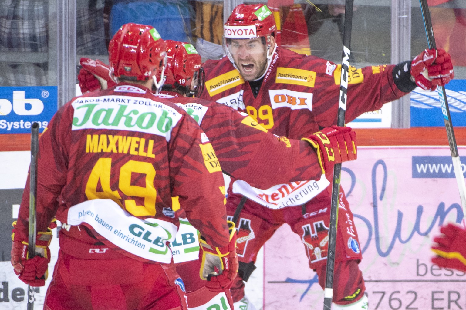 Tigers Ben Maxwell, Pascal Berger und Chris DiDomenico, von links, jubeln, waehrend dem Meisterschaftsspiel der National League zwischen den SCL Tigers und dem HC Ambri-Piotta, am Samstag, 30. Novembe ...