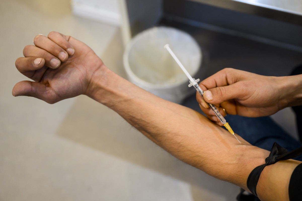 Une personne prépare de manière fictive un produit pour une injection dans la salle de l'Espace de consommation sécurisé (ECS), située dans le quartier du Vallon.
