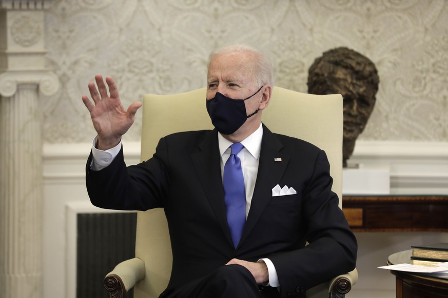 epa09049584 US President Joe Biden holds a bipartisan meeting on cancer in the Oval Office at the White House in Washington, DC, USA, on 03 March 2021. EPA/Yuri Gripas / POOL