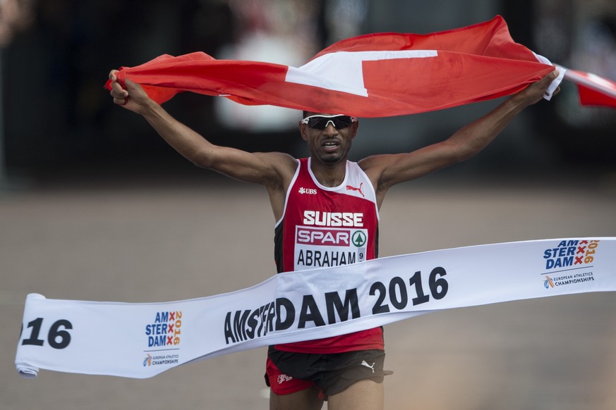 Abraham läuft mit der Schweizer Flagge als Europameister ein.