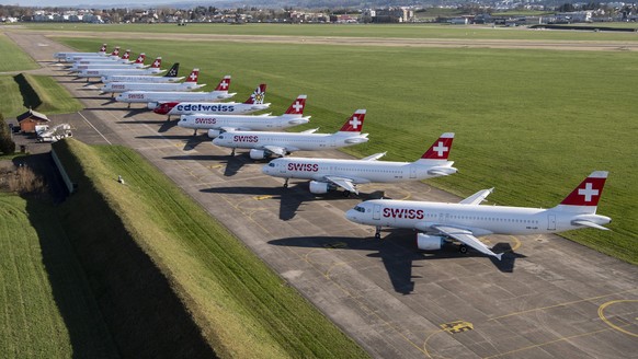 ARCHIVBILD ZUR MELDUNG, DASS DER BUNDESRAT SCHWEIZER AIRLINES MIT 1,3 MILLIARDEN FRANKEN HELFEN WILL - Parked planes of the airline Swiss at the airport in Duebendorf, Switzerland on Monday, 23 March  ...