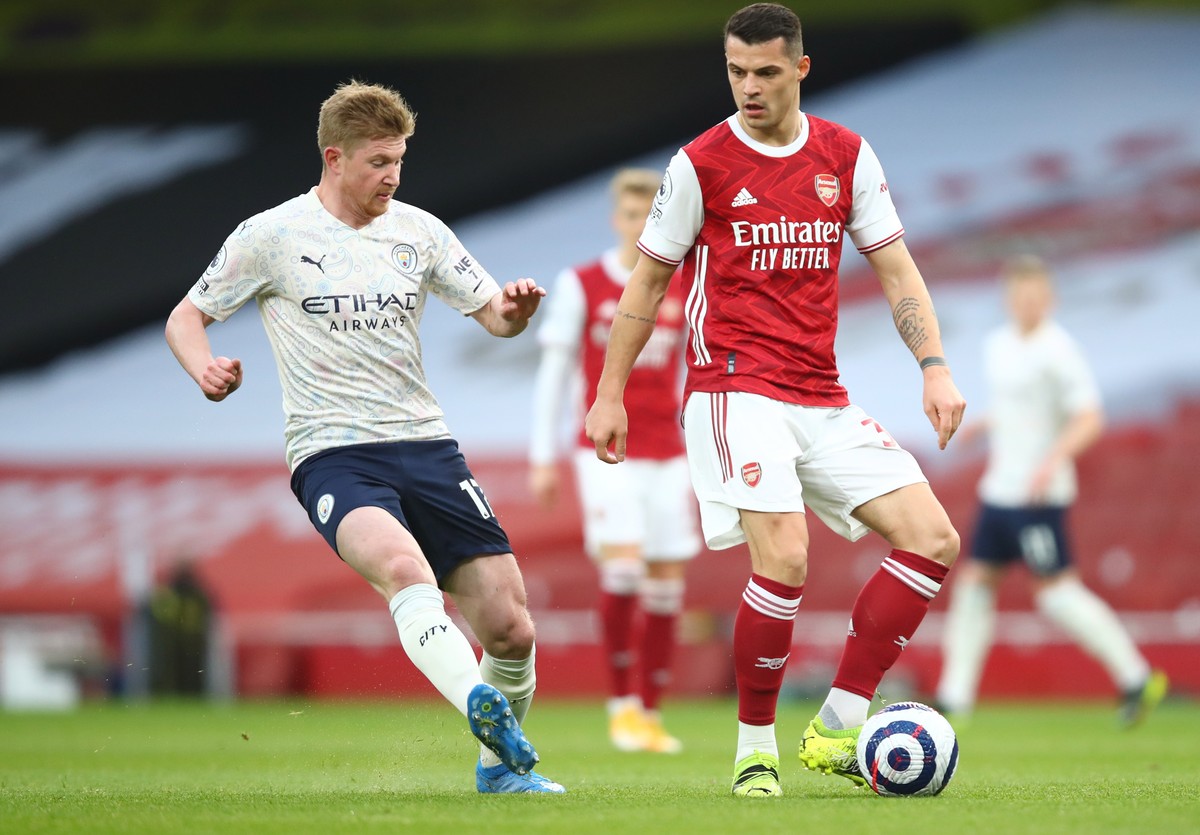 epa09028382 Granit Xhaka (R) of Arsenal in action against Kevin De Bruyne of Manchester City during the English Premier League soccer match between Arsenal FC and Manchester City in London, Britain, 2 ...