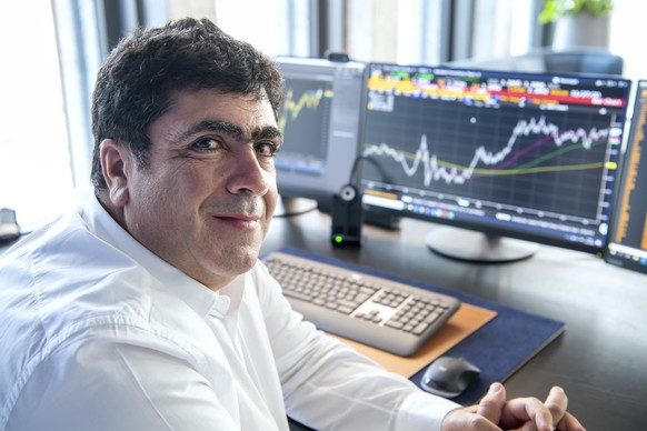 Charles-Henri Sabet, fondateur de la banque online Flowbank, pose dans son bureau, ce mercredi 25 novembre 2020 a Geneve. FlowBank est une banque suisse specialisee dans les services en ligne. (KEYSTO ...