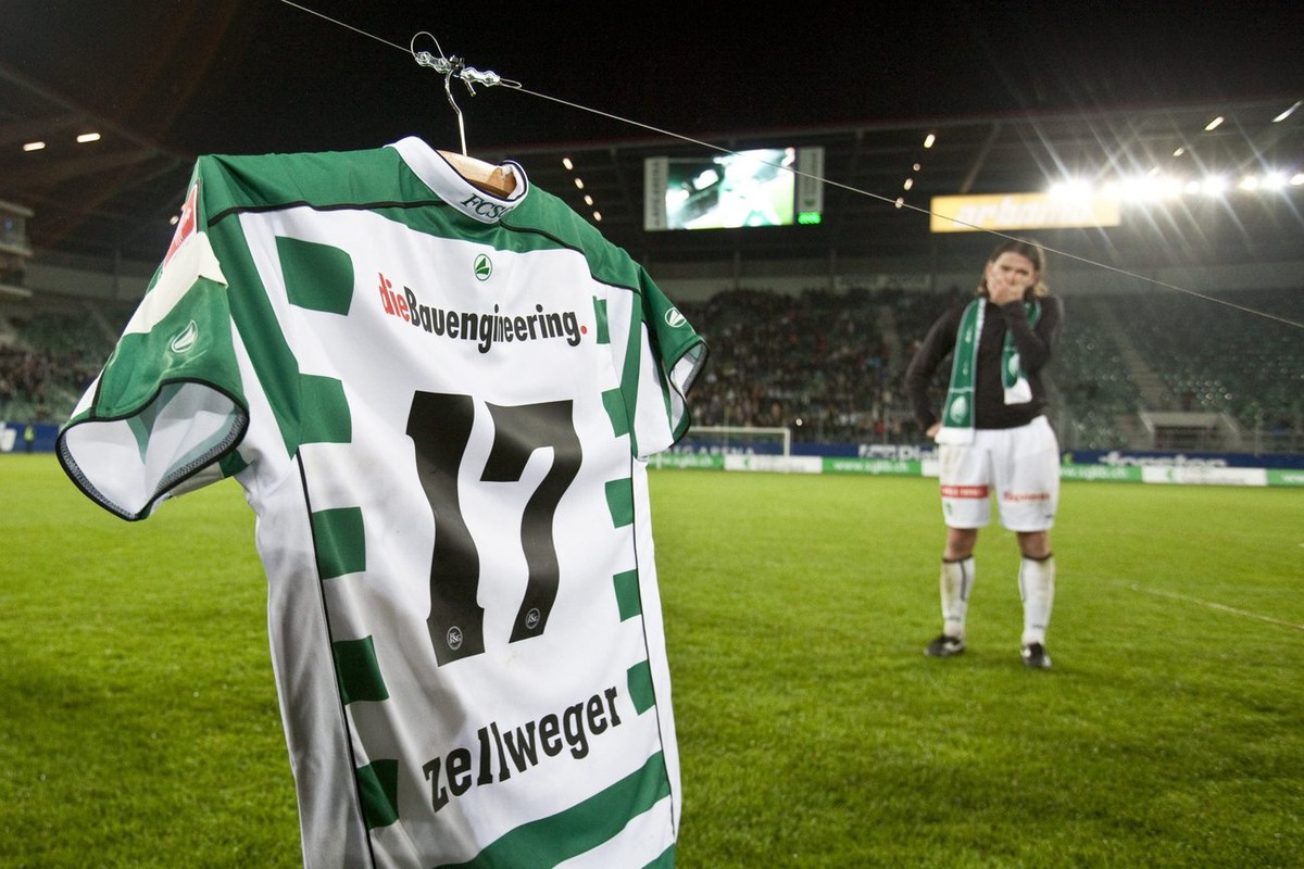 Der St. Galler Marc Zellweger blickt auf sein Shirt am Super League Spiel FC St. Gallen gegen den AC Bellinzona am Donnerstag, 13. Mai 2010 in der AFG Arena in St. Gallen. (KEYSTONE/Ennio Leanza)