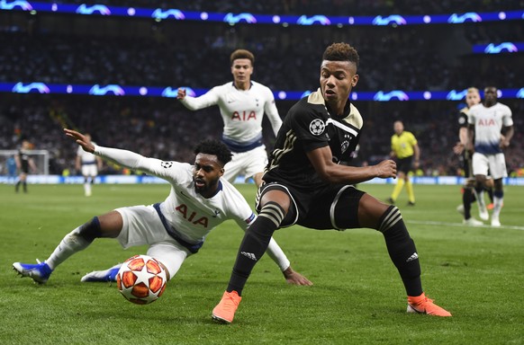 epa07538967 David Neres of Ajax Amsterdam (R) and Danny Rose of Tottenham Hotspurs (L) in action during the UEFA Champions League semi-final first leg soccer match between Tottenham Hotspur and Ajax A ...