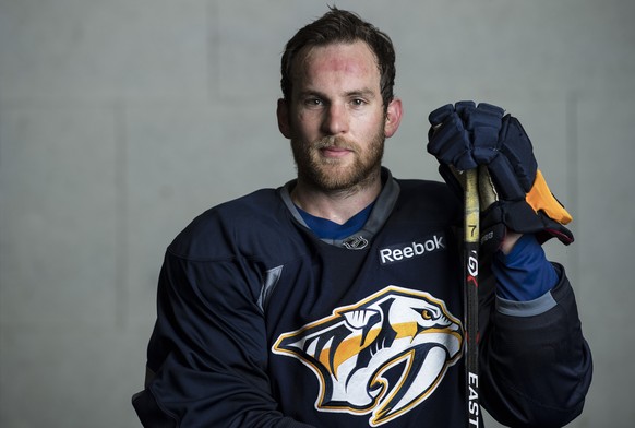 Yannick Weber, Schweizer Eishockeyspieler unter Vertrag bei den Nashville Predators in der National Hockey League NHL, posiert nach einem Eistraining am Dienstag, 15. August 2017, in Bern. (KEYSTONE/P ...