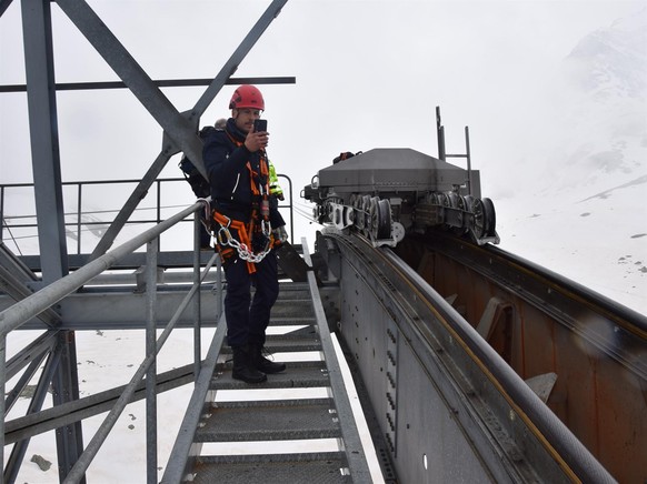 Am Mittwoch ist in Pontresina ein Mann bei Wartungsarbeiten von einer Stütze einer Luftseilbahn rund 50 Meter in die Tiefe gestürzt. Er wurde mit schweren Verletzungen ins Kantonsspital Graubünden gef ...