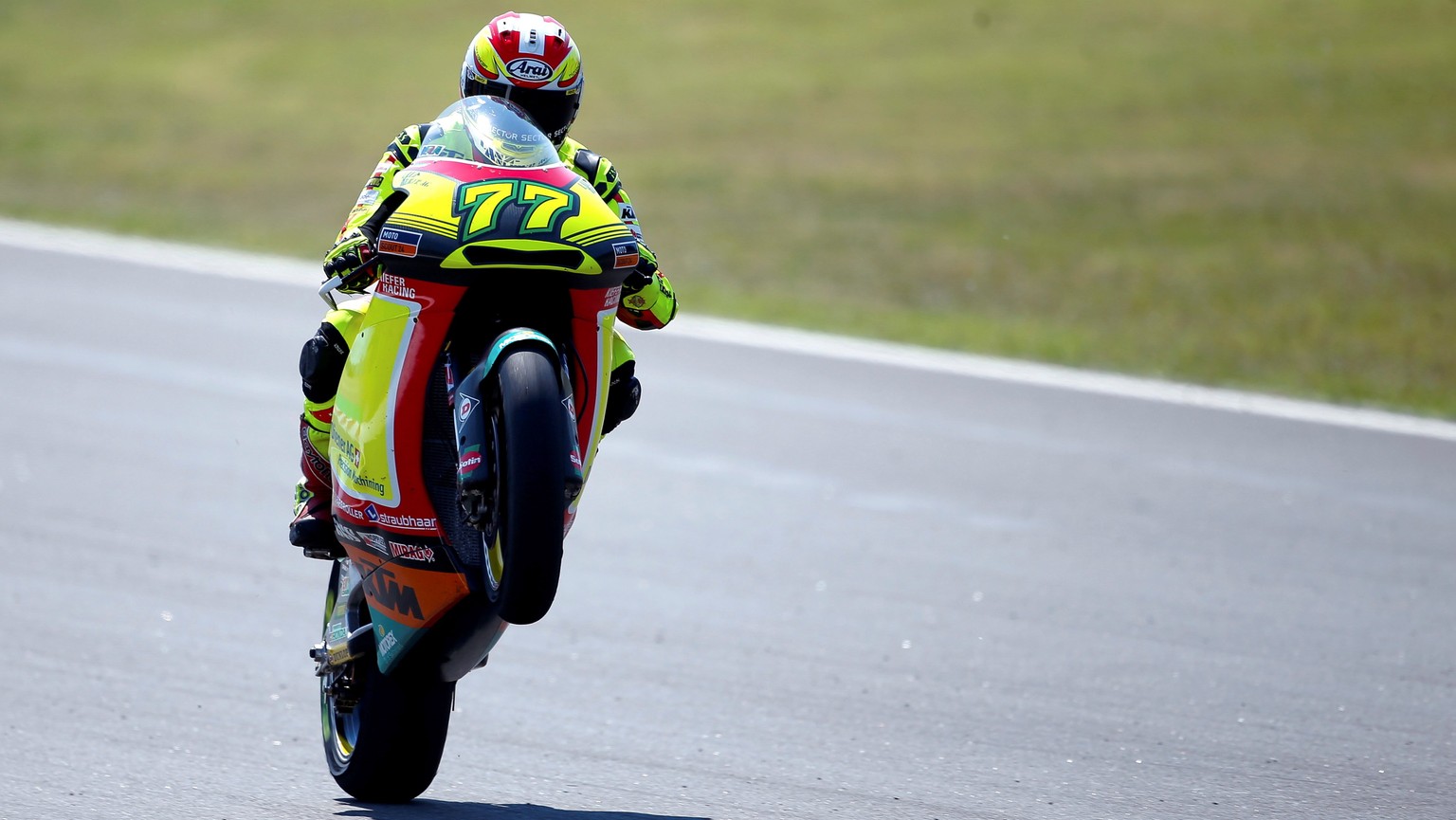 epa06816102 Swiss MotoGP rider Dominique Aegerter, Kiefer Racing, is seen during the race in the Catalan Motorcycle Grand Prix held at Montmelo circuit in Barcelona, Spain, 17 June 2018. EPA/ENRIC FON ...