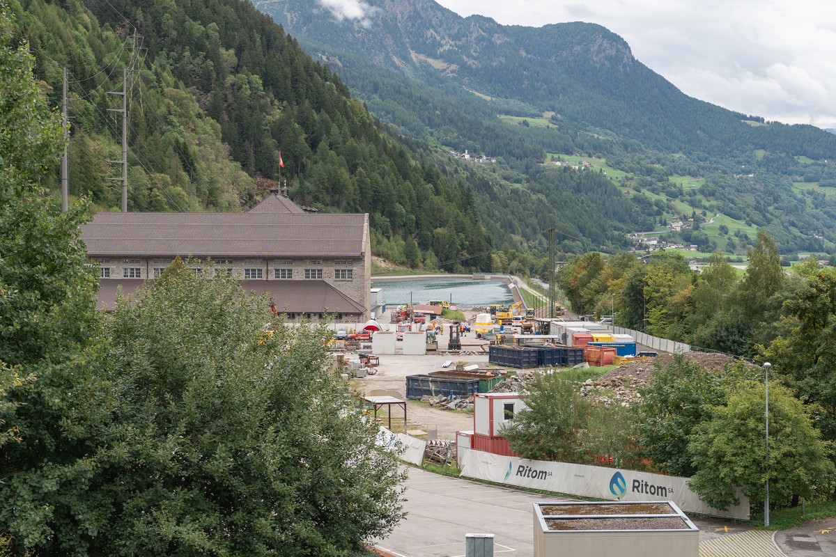Rescue workers and police officers have arrived at the scene of the explosion at the Ritom Hydroelectric Power Station. The incident occurred this morning, for reasons that have not yet been establish ...