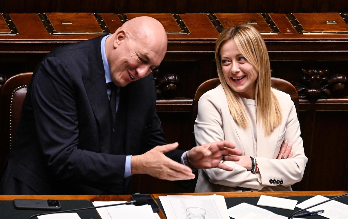 epa12812343 Italian Premier Giorgia Meloni (R) with Italian minister of Defense, Guido Crosetto (L), as she reports to the Lower House on Middle East crisis ahead of European Council, in Rome, Italy,  ...