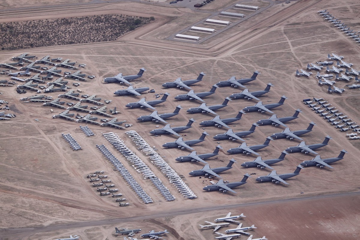 Flugzeugfriedhof Arizona
https://de.wikipedia.org/wiki/Flugzeugfriedhof#/media/File:X24_Stored_Lockheed_C-5_Galaxys._(8757533709).jpg