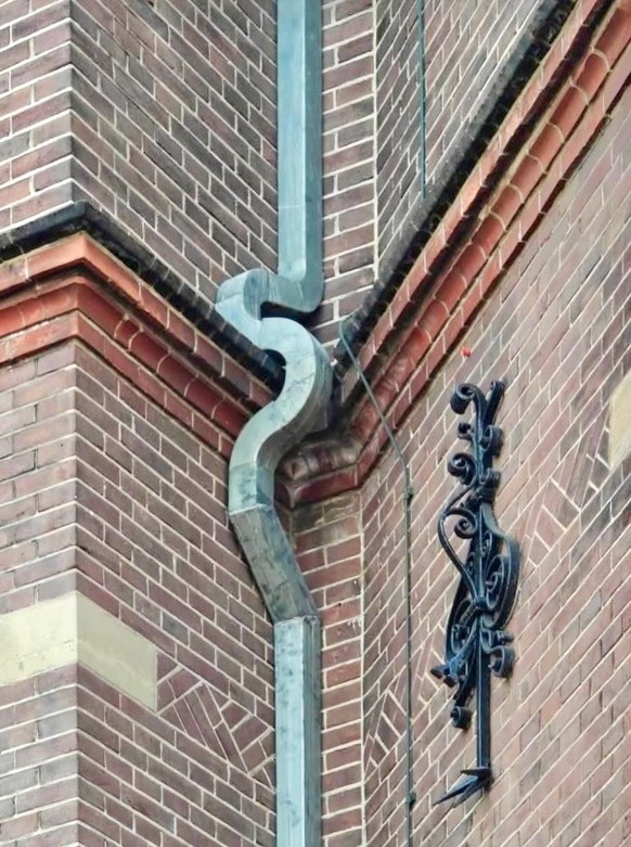 Sexy gutters - sexy Dachrinnen 
https://www.instagram.com/sexygutters/