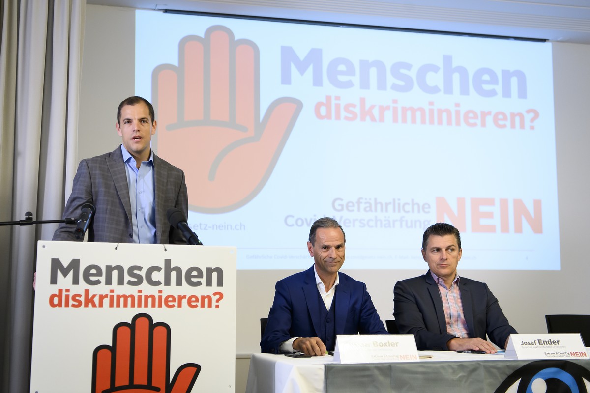 Sandro Meier, Vorstand Freunde der Verfassung und Co-Kampagnenleiter, links, spricht an der Seite von Werner Boxler, Co-Praesident der Freunde der Verfassung, Mitte, und Josef Ender, Sprecher des Akti ...