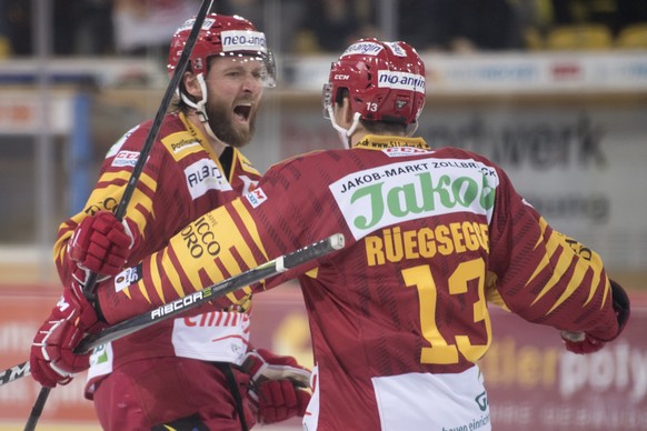 Tigers Alexei Dostoinov, Torschetze zum 2:2, links, und Stefan Rueegsegger, jubeln waehrend dem Meisterschaftsspiel der National League, zwischen den SCL Tigers und den SC Rapperswil-Jona Lakers, am F ...