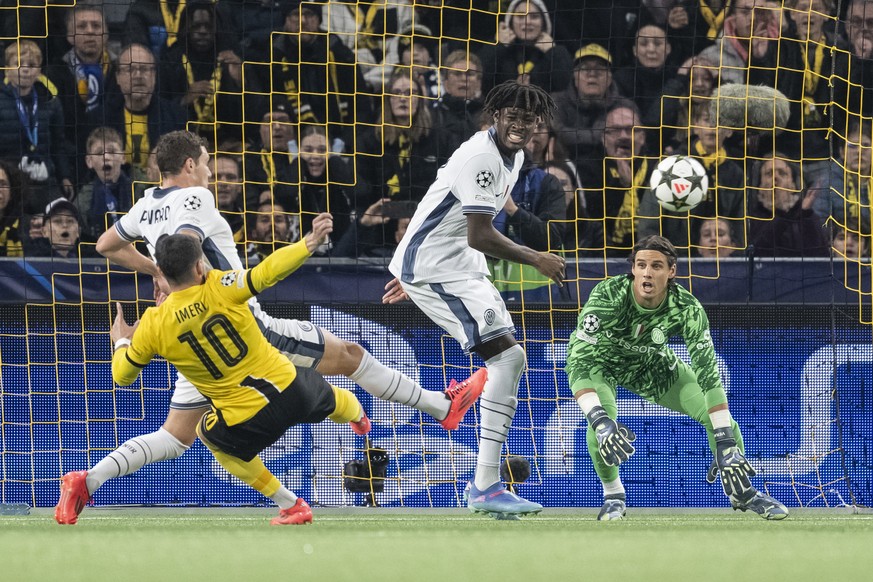 epa11678532 YB&#039;s Kastriot Imeri (L) in action against Inter&#039;s goalkeeper Yann Sommer (R) with Inter&#039;s Yann Bisseck (2-R) and Benjamin Pavard (2-L) interfering during the UEFA Champions  ...