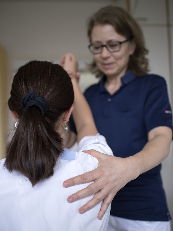 Eine Physiotherapeutin behandelt eine Schulter im Spital Dornach in Dornach am Montag, 14. Maerz 2016. Das Spital Dornach hat an einer Medienkonferenz die Zukunftsstrategie und die geplanten Aenderung ...