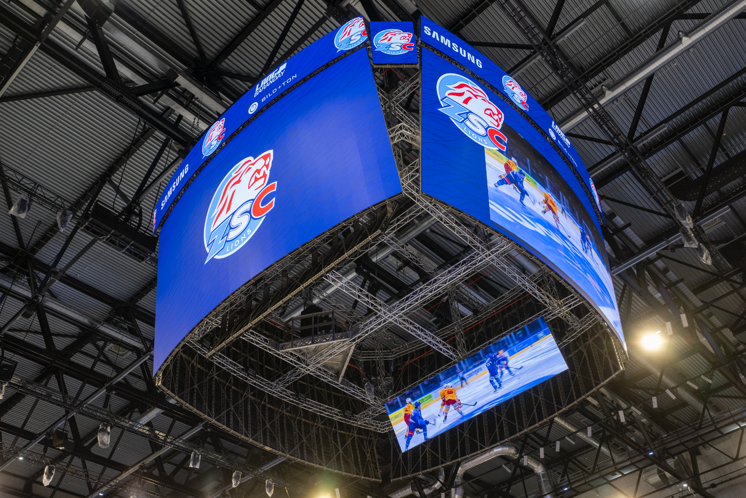 Der Video-Würfel im neuen ZSC-Stadion Swiss Life Arena in Zürich Altstetten.