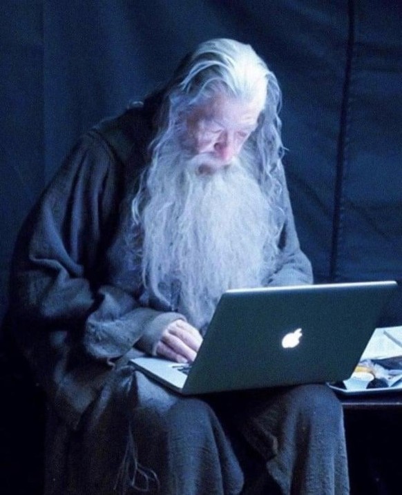 Ian McKellen schaut während einer Drehpause bei «The Hobbit» etwas auf seinem MacBook nach 

https://www.reddit.com/media?url=https%3A%2F%2Fpreview.redd.it%2Factors-doing-modern-things-while-being-on- ...