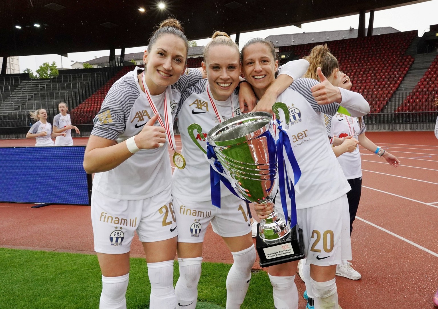 Foto Manuel Geisser 30.04 2022 Stadion Letzigrund Fussball Frauen Cupfinal FC Zuerich - Grasshopper Club Zuerich 4:1 , Saison 2021/2022 Bild : 26 Laura Vetterlein,Riana Fischer (FC Zuerich) Tochter vo ...