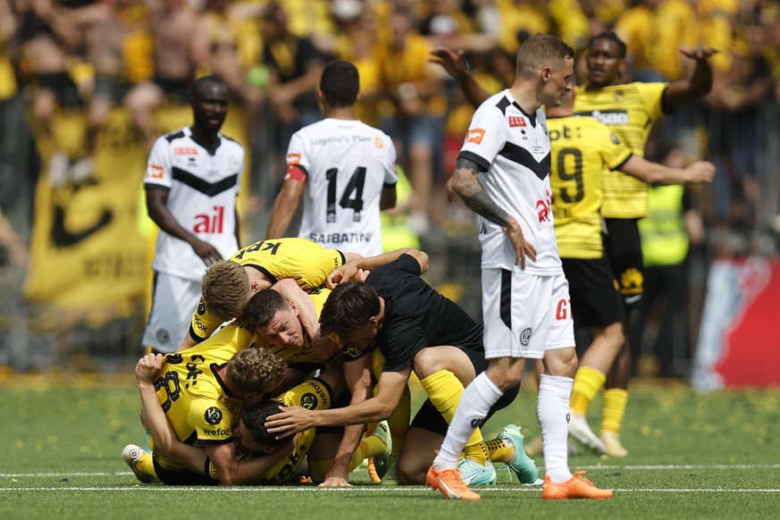 YBs Spieler jubeln nach Spielende im Schweizer Fussball Cup Final zwischen dem BSC Young Boys Bern und dem FC Lugano, am Sonntag, 4. Juni 2023, im Stadion Wankdorf in Bern. (KEYSTONE/Peter Klaunzer)