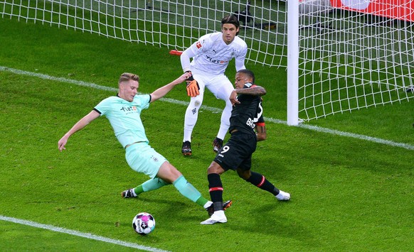 Fussball, Bundesliga, Deutschland, Herren, Saison 2020/2021, 7. Spieltag, BayArena Leverkusen, Bayer Leverkusen schwarz - Bor. M�nchengladbach gr�n Leon Bailey LEV, Nico Elvedi BMG, Yann Sommer BMG. A ...