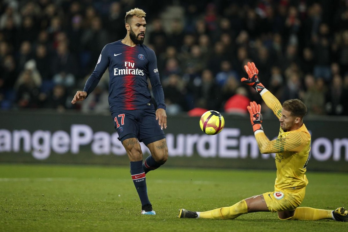 epa07384132 Paris Saint Germain's Eric Maxim Choupo-Moting (L) and Montpellier's goalkeeper Benjamin Lecomte (R) in action during the French Ligue 1 soccer match between PSG and Montpellier  ...