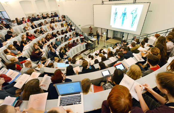 ARCHIV - In einem gut gefüllten Anatomie-Hörsaal der Medizinischen Fakultät an der Martin-Luther-Universität Halle-Wittenberg verfolgen Medizin- und Zahnmedizinstudenten des ersten Studienjahres die V ...