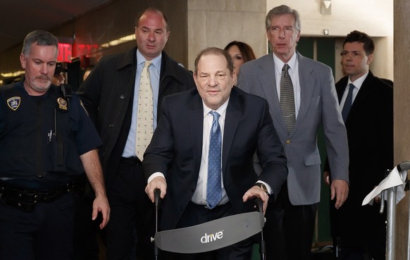 epaselect epa08244182 Harvey Weinstein (C) arrives to New York State Supreme Court as the jury continues to deliberate in his sexual assault trial in New York, New York, USA, 24 February 2020. The cas ...