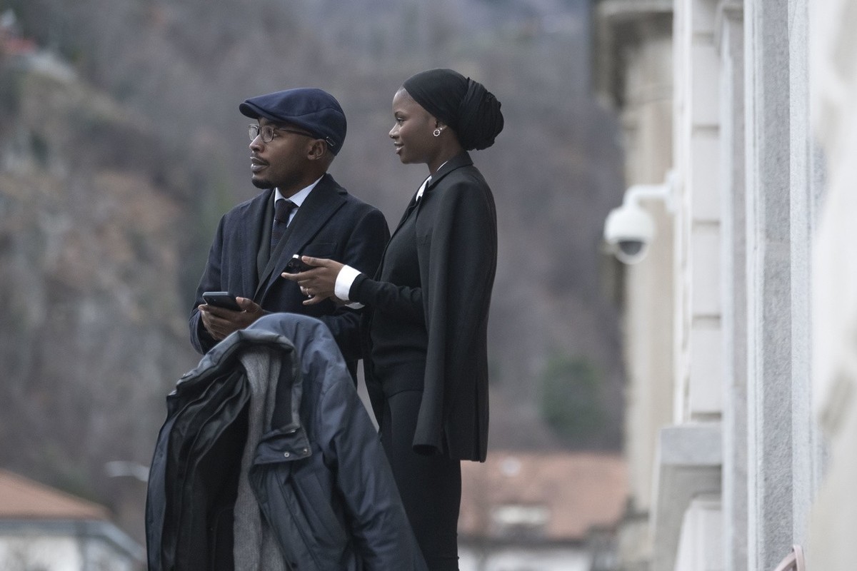 Allan Gerard Sserwanga, à gauche, avocat de l'équipe de défense et Olimatou Sonko, avocate et fille de l'ancien ministre gambien Ousman Sonko, devant le Tribunal pénal fédéral de Suisse à Be ...