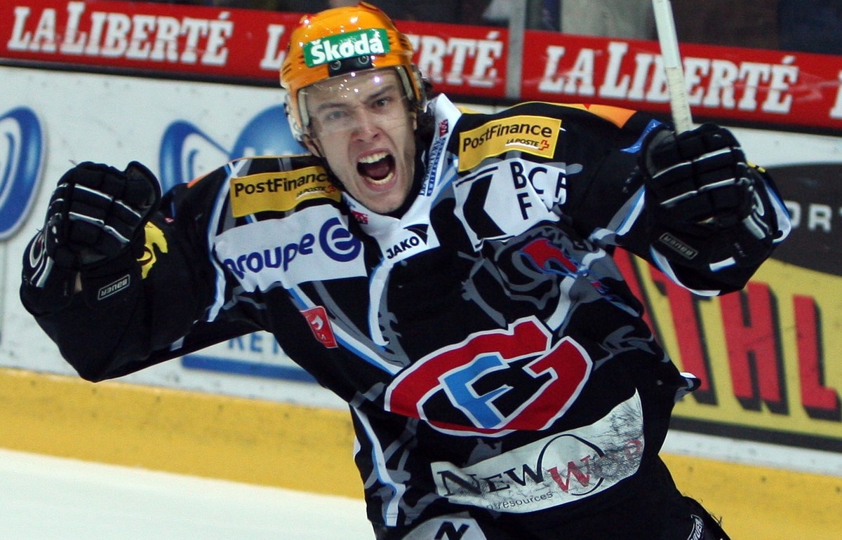 Der Fribourger Julien Sprunger freut sich ueber seinen Treffer zum 1:1, im zweiten Eishockey Playoff Viertelfinal Spiel der National League A (best of 7) zwischen dem HC Fribourg Gotteron und dem SC B ...
