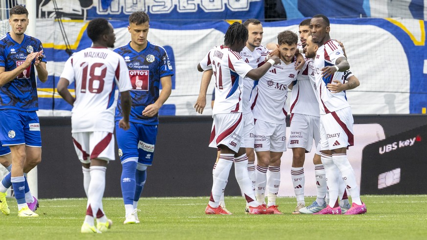 Die Spieler von Servette mit Miroslav Stevanovic, mitte, feiern das Tor zum 0:1 beim Super League Meisterschaftsspiel zwischen dem FC Luzern und dem Servette FC vom Sonntag, 18. Mai 2025 in Luzern. (K ...