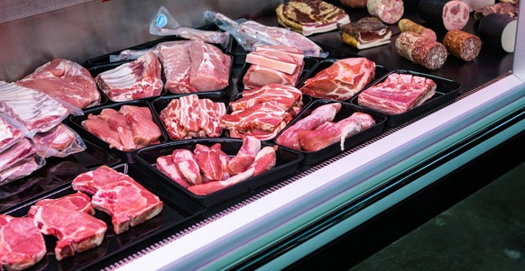 Deutschland 04. Juli 2025: Im Bild: Eine reichhaltig best�ckte Fleischtheke pr�sentiert eine vielf�ltige Auswahl an frischem Fleisch und hochwertigen Wurstwaren in einem modernen Lebensmittelgesch�ft  ...