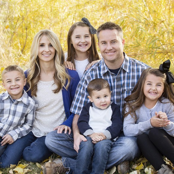 Lizenzfreie Stockfoto-Nummer: 350853413

Schönes Young Family Portrait mit den Farben im Hintergrund