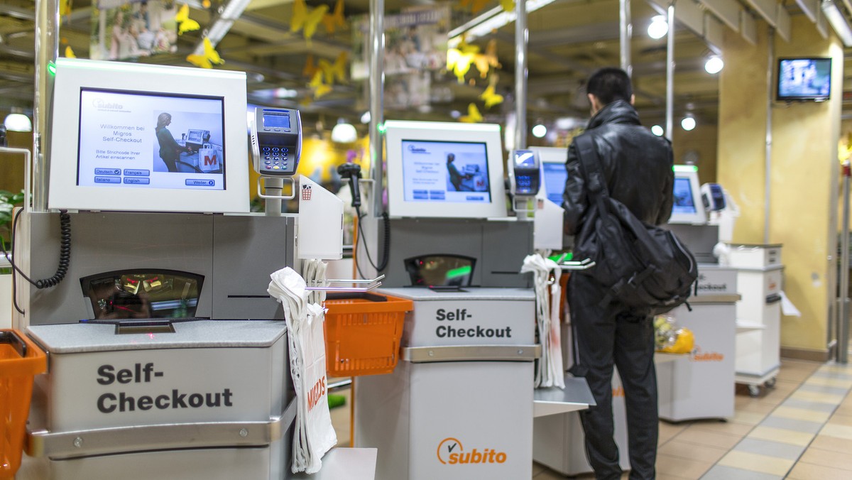 A customer uses the self-checkout, pictured on March 5, 2013, at the Migros branch in Baden, Switzerland. Migros is Switzerland's the largest retail company. (KEYSTONE/Gaetan Bally)

Ein Kunde be ...