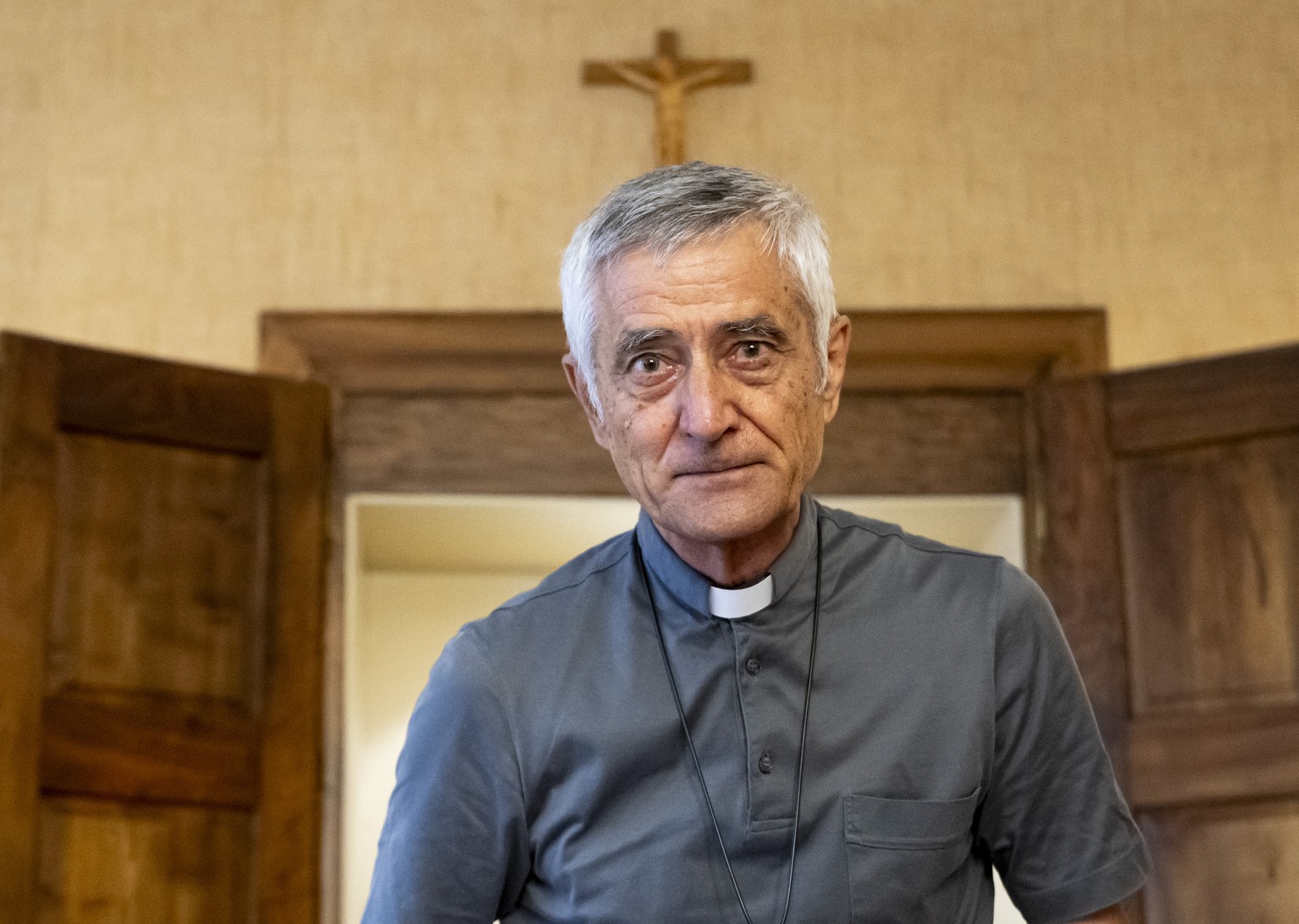 L&#039;eveque du dicoese de Sion Mgr Jean-Marie Lovey arrive a une conference de presse suite a la presentation du &quot;Rapport sur le projet pilote sur l&#039;histoire des abus sexuels dans l&#039;e ...
