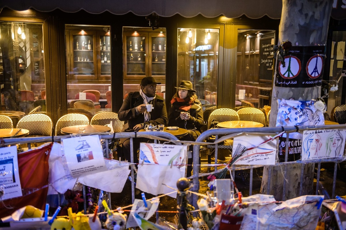 epa05053945 Customers sit outside the cafe during the reopening of the 'A la Bonne biere' two weeks after the Paris terror attacks, in Paris, France, early 04 December 2015. 'A La Bonne ...