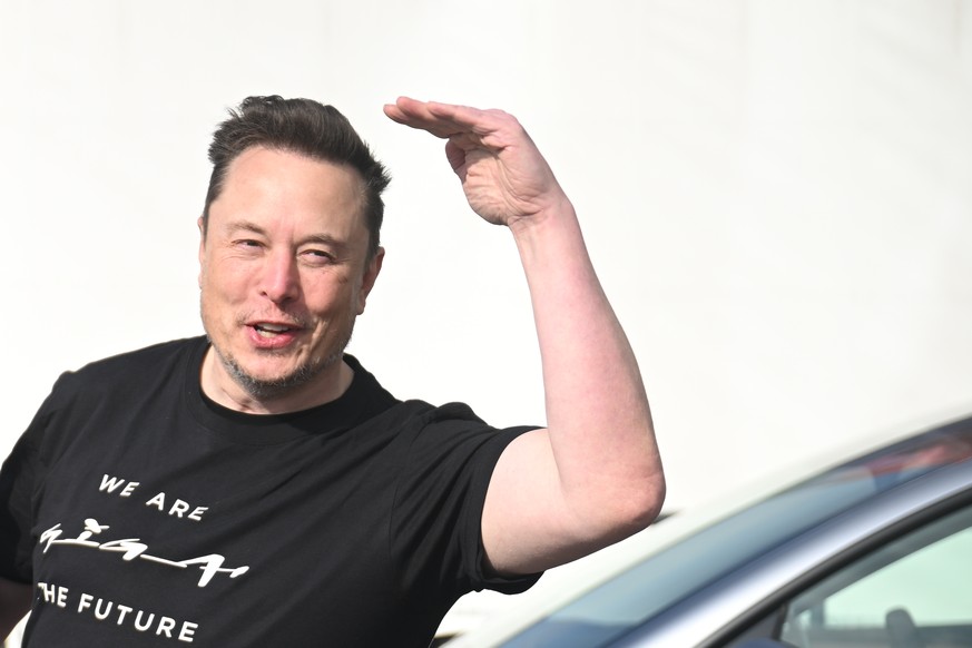 13.03.2024, Brandenburg, Gr�nheide: Tesla-Chef Elon Musk verl�sst die Tesla Gigafactory Berlin-Brandenburg. Nach einem Anschlag auf die Stromversorgung des Elektroautobauers Tesla ist das Werk nach ei ...