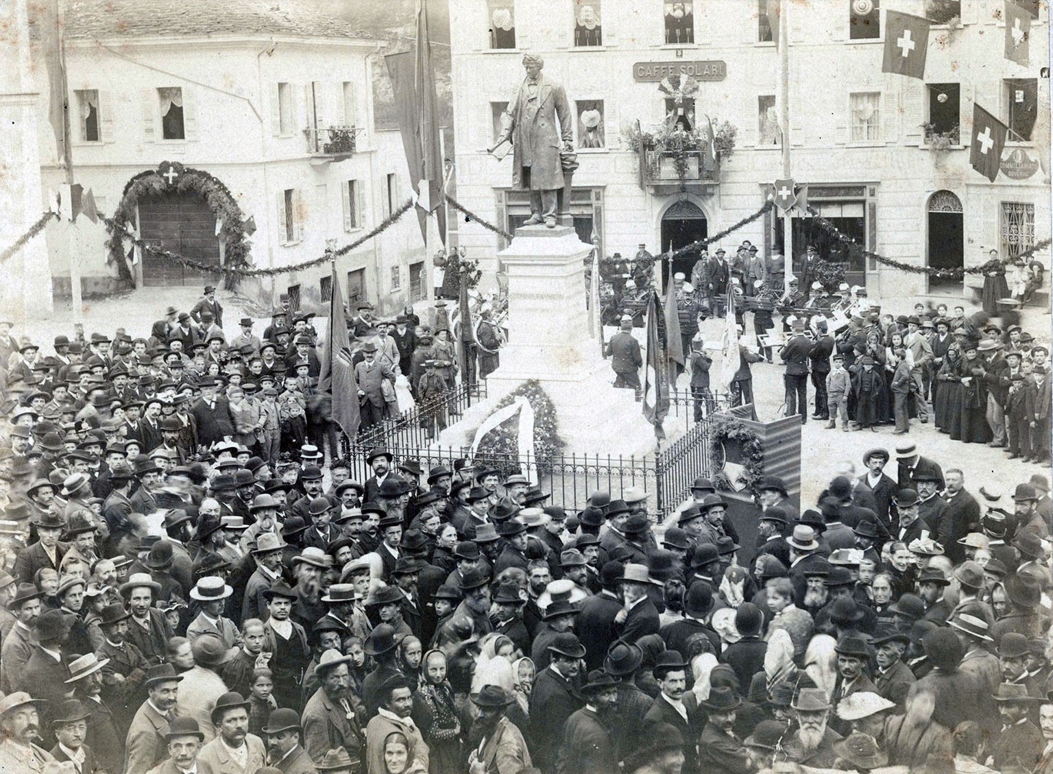 Einweihung des Denkmals für Stefano Franscini in Faido 1896, geschaffen von Antonio Soldini (1854–1933), einem Schüler Vincenzo Velas. Der Pädagoge Franscini hätte an diesem Lehrer-Schüler-Verhältnis  ...