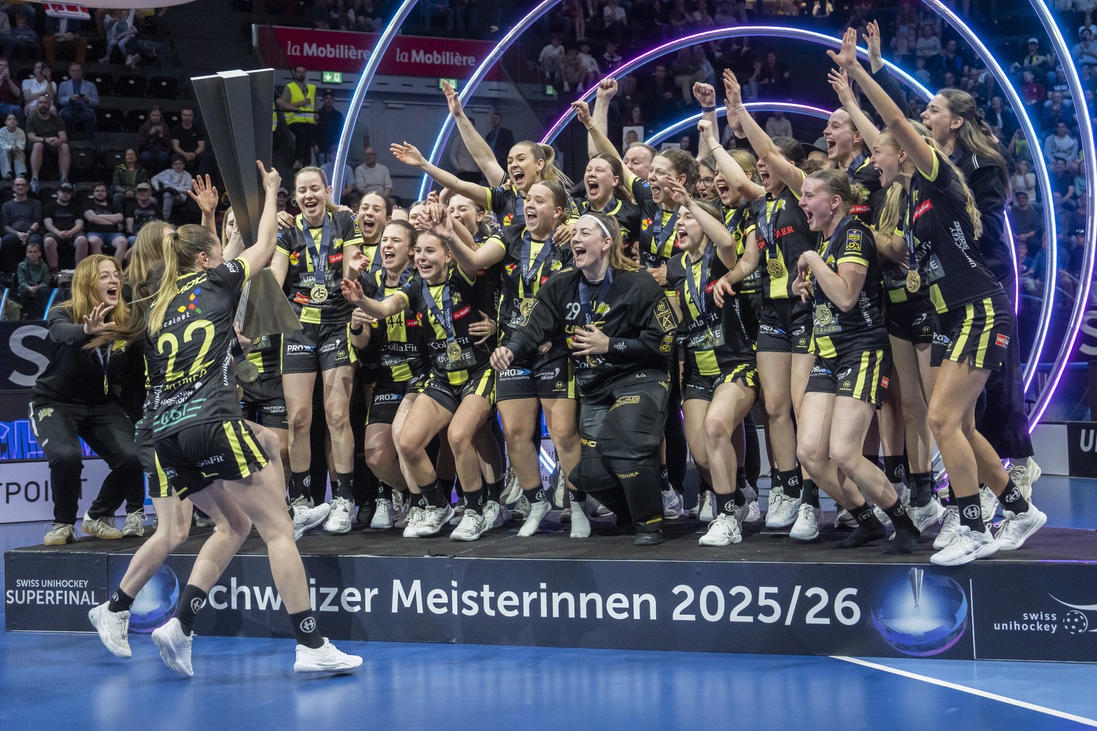 Die Wizards Bern Burgdorf jubeln mit dem Pokal nach dem Swiss Unihockey Superfinal der Damen zwischen den Wizards Bern Burgdorf und den Kloten-Dietlikon Jets, am Samstag 25. April 2026 in der BCF-Aren ...