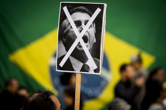 People protest against far-right and Brazil&#039;s presidential candidate Jair Bolsonaro during a demonstration, in Lausanne, Switzerland, Saturday, October 20, 2018. (KEYSTONE/Jean-Christophe Bott)