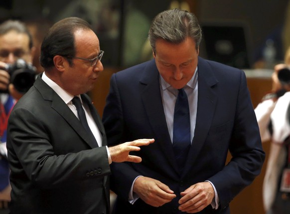 French President Francois Hollande (L) talks with Britain&#039;s Prime Minister David Cameron during the EU Summit in Brussels, Belgium, June 28, 2016. REUTERS/Phil Noble