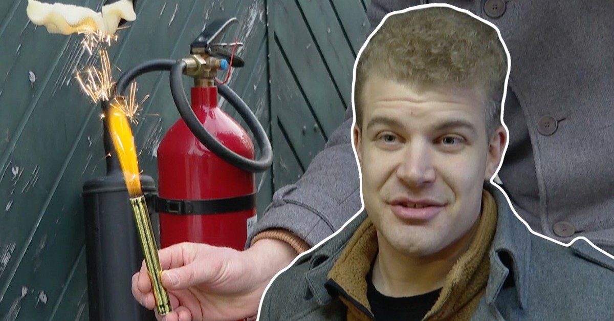 Pyrotechniker-demonstriert-sicheren-und-falschen-Umgang-mit-Wunderkerzen