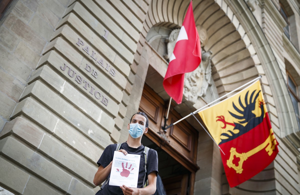 Nicolas, l'activiste pro-climat de l'association Breakfree arrive pour son proces en appel pour avoir souille la facade du Credit Suisse de mains rouges, devant le palais de justice, ce lund ...