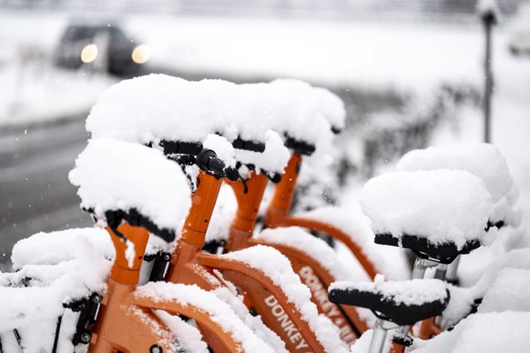 Velosattel sind eingeschneit, am Samstag, 2. Dezember 2023, in Thun. Ein Tiefdruckgebiet beschert Schnee bis in die Niederungen. (KEYSTONE/Peter Schneider)